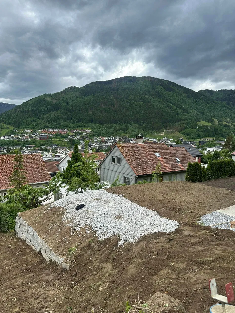Tomt med natursteinsmur og utsikt over Sogndal