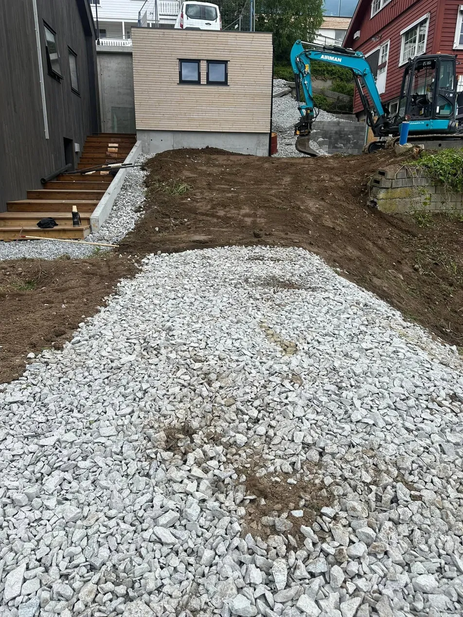Grusarbeid med minigraver mellom hus