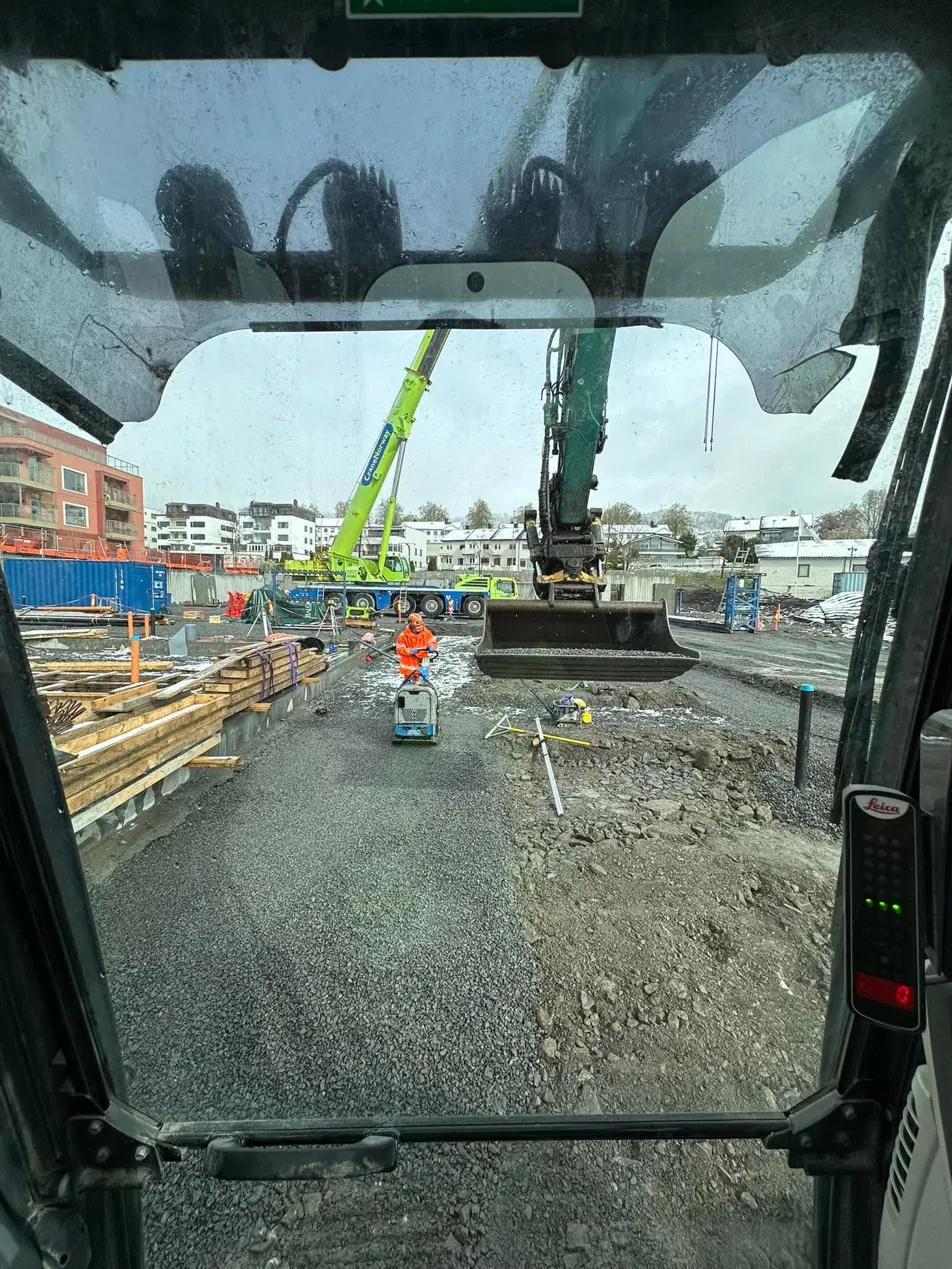 Arbeid på byggeplass i regnvêr