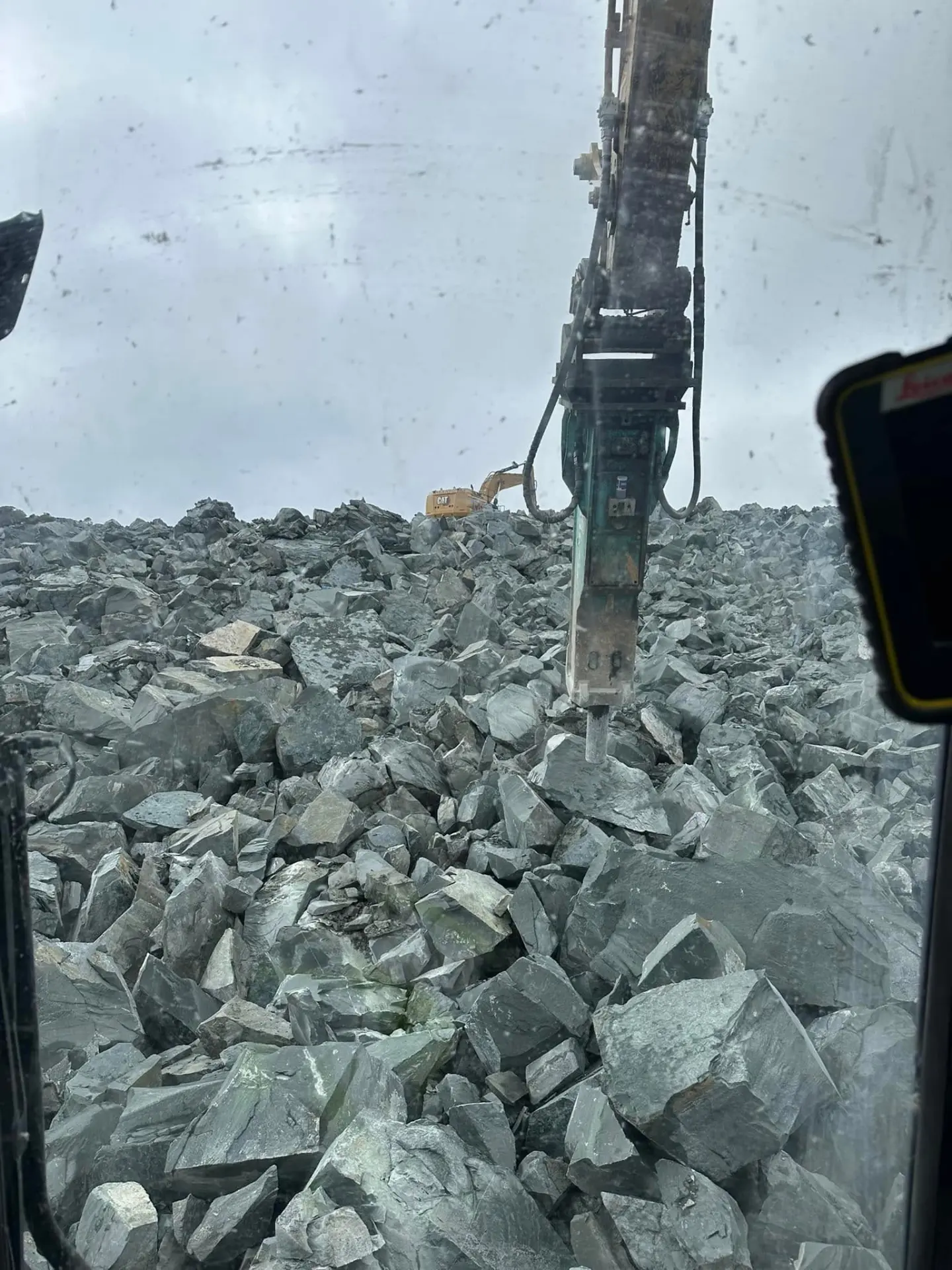 Pigghammar i arbeid på sprengstein